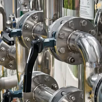 Válvula de esfera flutuante para controle de fluxo em tubulações industriais