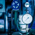 Manômetro e válvulas em ambiente industrial, representando o uso de medidores no controle de processos e na instrumentação industrial.