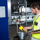 Técnico realizando calibração de instrumentos industriais com equipamento portátil em ambiente de produção