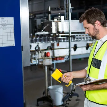 Técnico realizando calibração de instrumentos industriais com equipamento portátil em ambiente de produção