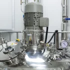 Tanque industrial com medidor de nível e instrumentação instalada para controle do processo