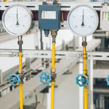 Medidores de pressão industrial manométricos e transmissores instalados em tubulação com válvulas de bloqueio